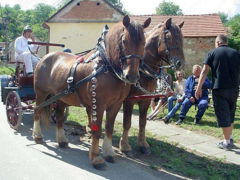 Oslavy 110. výročí Sboru dobrovolných hasičů v Kožušicích. Kolegy z Uhřic místní hasiči nepozvali. 