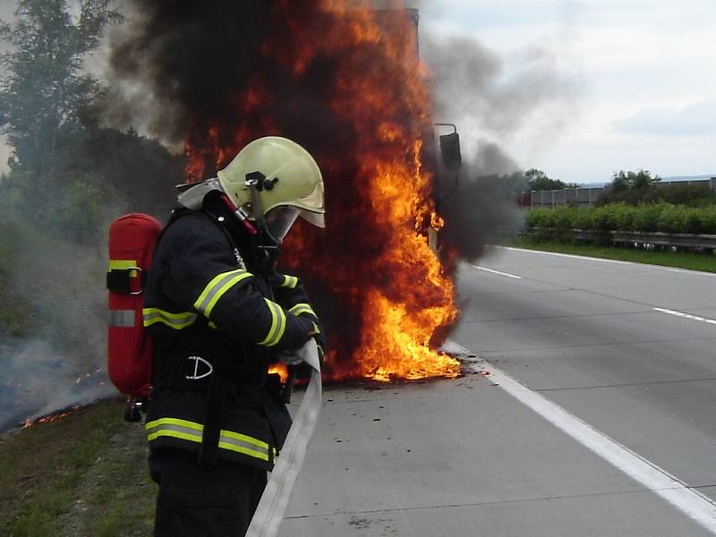 Tahač vzplál od uniklého motorového oleje, který vytekl na rozpálený výfuk a začal hořet. Zhruba 100 metrů od místa zásahu se z motoru tahače utrhla olejová vana a rozteklý olej na dálnici vytvořil několik metrů široký a 100 metrů dlouhý olejový film.