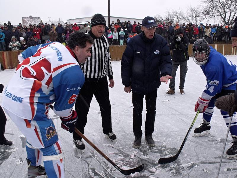 Exhibiční utkání TJ Tatran Hrušky proti hvězdnému týmu Martina Dejdara HC Olymp v ledním hokeji zažiy v sobotu Hrušky. Lední hokej v obci tak oslavil 80 let.