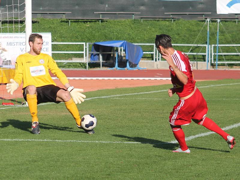 V předehrávaném utkání15. kola MSFL porazili fotbalisté MFK Vyškov doma FC Velké Meziříčí 1:0.