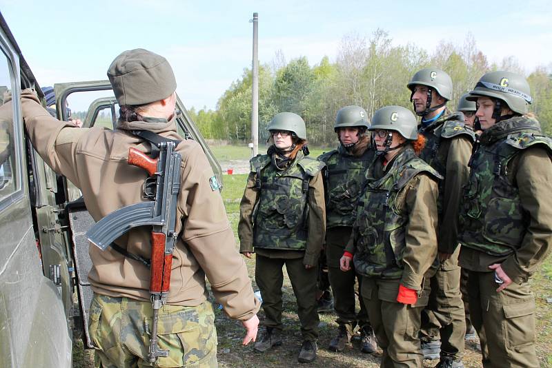 Dvacítka novinářů a pracovníků humanitárních organizací se v těchto dnech setkává na území vojenského újezdu Březina s velmi neobvyklými a náročnými situacemi. Ve válkou zmítané republice Tugur se učí, jak zachránit život sobě i svým kolegům.