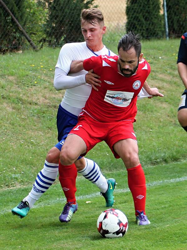 Fotbalisté MFK Vyškov (v červeném) remizovali v přípravném utkání s SK Líšeň 1:1. Hrálo se v Lysovicích.