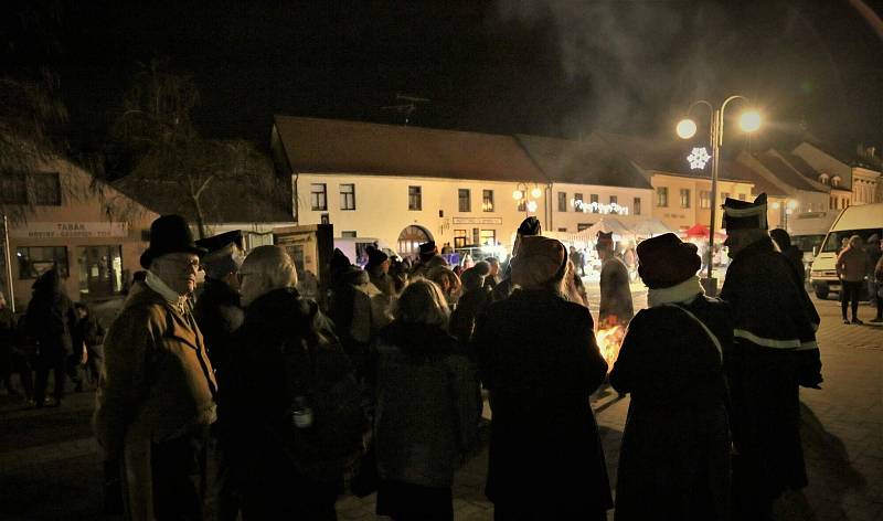 Celodenní program ve Slavkově u Brna završilo večerní defilé vojáků a světelná show na průčelí zámku