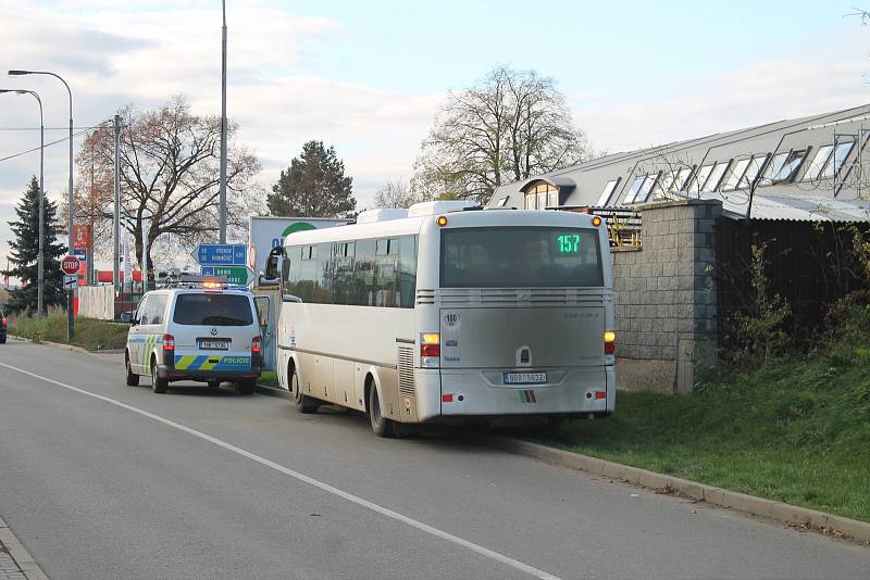 Řidič linkového autobusu prorazil závory na železničním přejezdu.