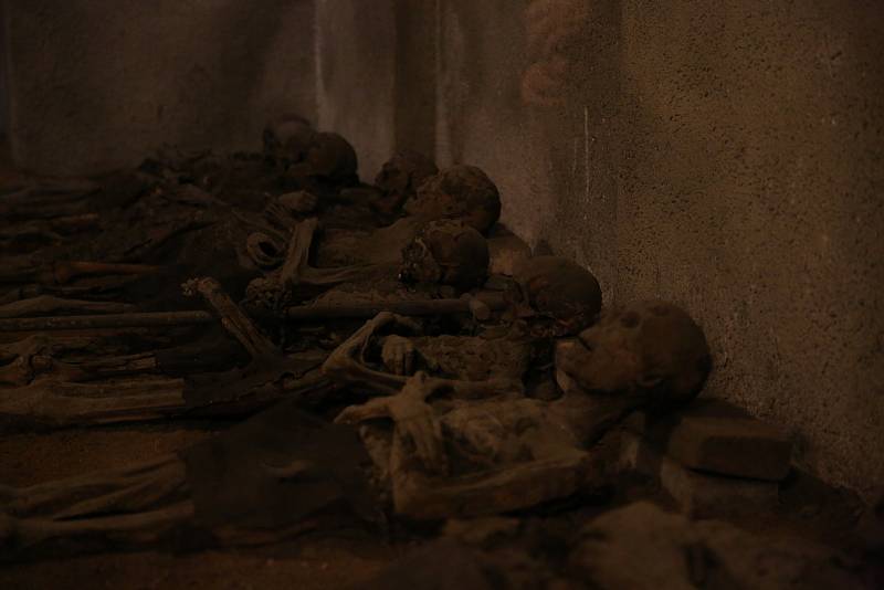 Speciální prohlídky kapucínské hrobky přilákaly návštěvníky v sobotu. Člen kapucínského řádu Dominik Tomáš Vinahora vyprávěl o historii hrobky a ostatcích lidí, kteří jsou v ní uloženi.