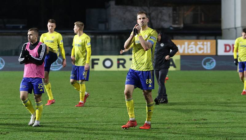 Fotbalisté Zlína (žluté dresy) hráli doma s Baníkem Ostrava 2:2. Zápas sledoval jen omezený počet diváků.