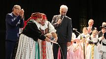 Již padesát let je Marie Pachtová vedoucí a choreografkou Dětského folklorního souboru Klebetníček.