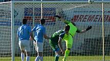 V utkání krajského přeboru fotbalistů porazil Tatran Rousínov (zelené dresy) FC Boskovice 4:1.