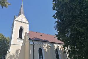 Kostel svatého Petra a Pavla v Podbřežicích.