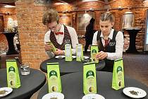 Studenti z Integrované střední školy Slavkov u Brna na soutěži v barmanském centru ABZAC v Brně bodovali v čepování piva i poznávání čajů naslepo.