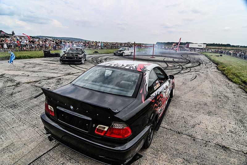 Tuning motor party mohli navštívit o uplynulém víkendu lidé na vyškovském letišti.