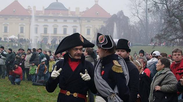 Slavnostní nástup vojsk na náměstí ve Slavkově a následné manévry v zámeckém parku. 