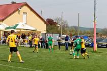 Fotbalisté Tatranu Rousínov (zelené dresy) se vracejí na vítěznou vlnu. V Krumvíři vyhrali 3:0.