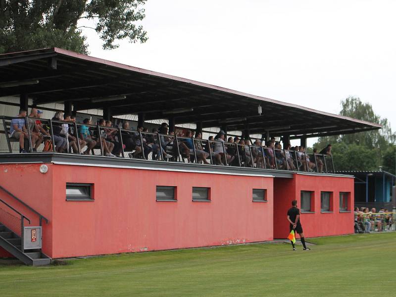 V přípravném utkání na hřišti v Křižanovicích u Bučovic porazili fotbalisté Vyškova (bílé dresy) Velkou Bíteš 8:1.