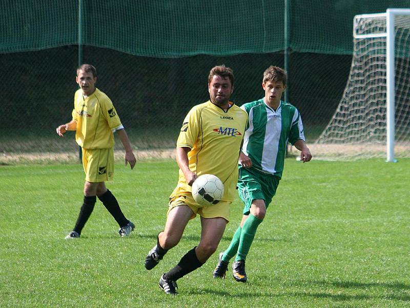 Bohdalice (ve žlutém) si ze hřiště Kohoutovic odvezly všechny tři body.