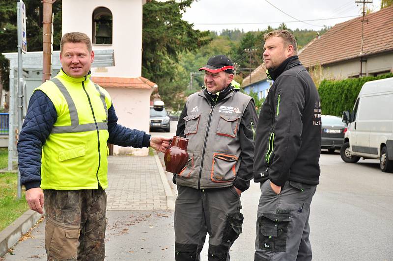 S humorem se Vítovičtí hospodští vyrovnali se zavřenou hospodou. Pivo vylili do potoka, ale přitom pobavili štamgasty.