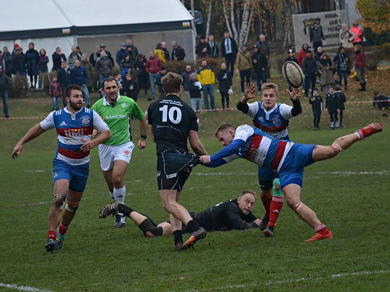 Ve finále play-off extraligy ragbistů porazila Tatra Smíchov (černé dresy) Jimi Vyškov 30:19.