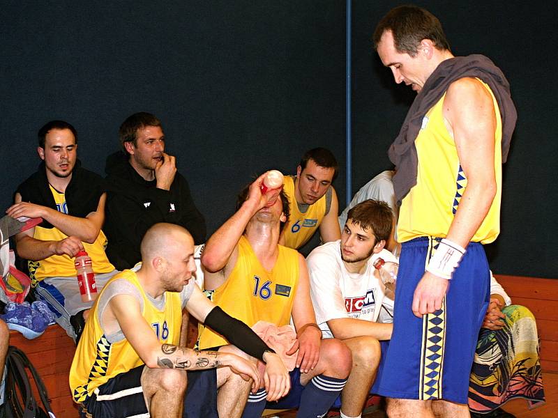 Vyškovští basketbalisté v utkání s Tišnovem.