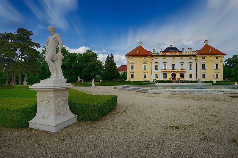 Kompletní dokončení renovace šestačtyřiceti vzácných barokních soch ohlásili restaurátoři ve Slavkově u Brna.