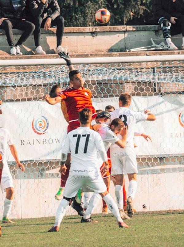 Tři body zůstaly v Drnovicích, fotbalisté Vyškova (bílé dresy) tam v utkání druhé ligy porazili Chrudim 4:1.