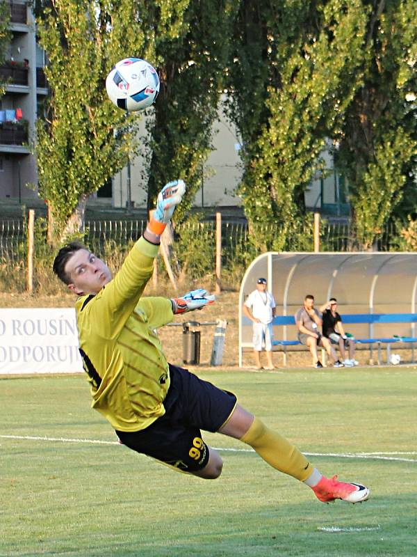 Ve druhém kole krajského přeboru prohráli fotbalisté Tatranu Rousínov (zelené dresy) doma se Sokolem Krumvíř 1:2.