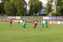 V zápase druhého předkola Rousínov (v zeleném) na domácím hřišti podlehl Bzenci 0:4.