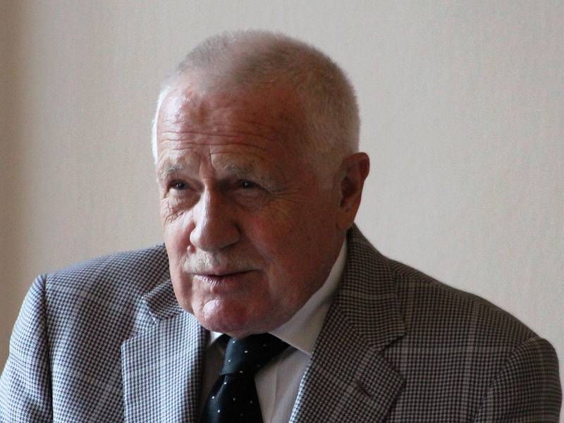 Bývalý prezident České republiky Václav Klaus ve středu diskutoval s obyvateli Slavkova u Brna.