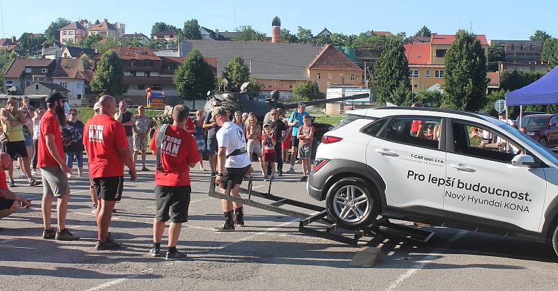 Na závěr siláci zvedali osobní auto.