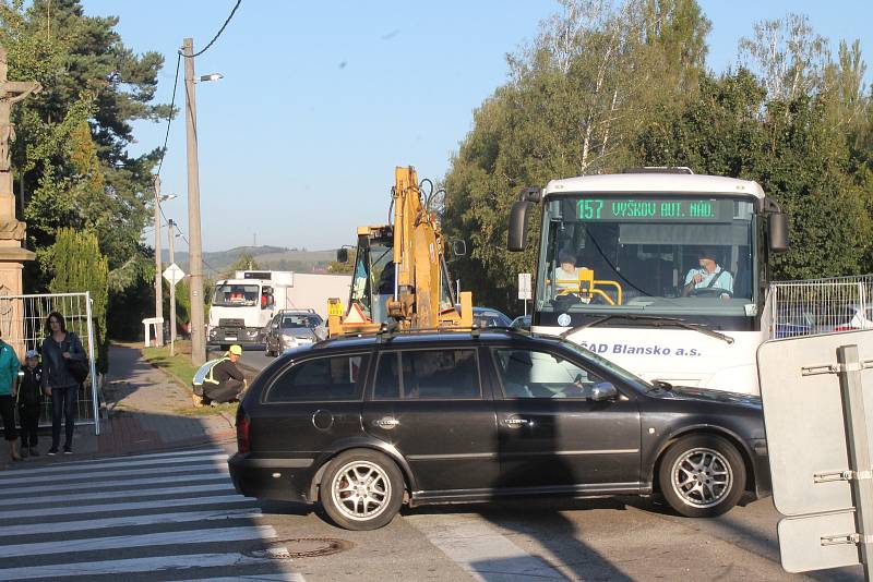 Dopravní situace v Purkyňově ulici ve Vyškově byla dnes ještě komplikovanější než obvykle.