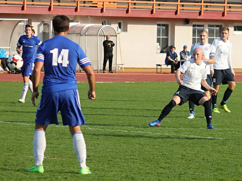 V utkání Moravskoslezské ligy porazili fotbalisté MFK Vyškov (v bílém) nováčka Jiskru Rýmařov 2:0.