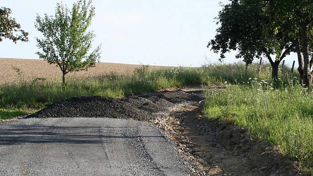 Za čtrnáct dnů vyrostla Kobeřickým za humny zpevněná přístupová cesta přes soukromé pozemky několika desítek majitelů. Zřizovatel cesty jednal bez souhlasu všech vlastníků. Cesta slouží především pro pěší.