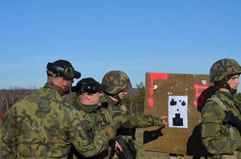 Záložníci a dobrovolníci v kurzu základní přípravy.