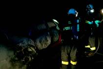 U Nesovic hořelo ve středu večer osobní auto.