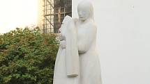 Památník padlým první světové války představuje ženu objímající prázdný kabát.