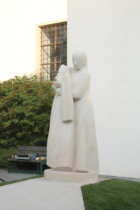 Památník padlým první světové války představuje ženu objímající prázdný kabát.