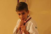 Devítiletý Adam Kaňa se věnuje brazilskému ju-jitsu. Stěžejní je dostat protivníka na žíněnku a nasadit mu nějakou páku. Důležitou složkou ju-jitsu jsou i cílené údery a kopy za účelem protivníkova ochromení.