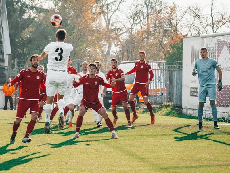 Tři body zůstaly v Drnovicích, fotbalisté Vyškova (bílé dresy) tam v utkání druhé ligy porazili Chrudim 4:1.