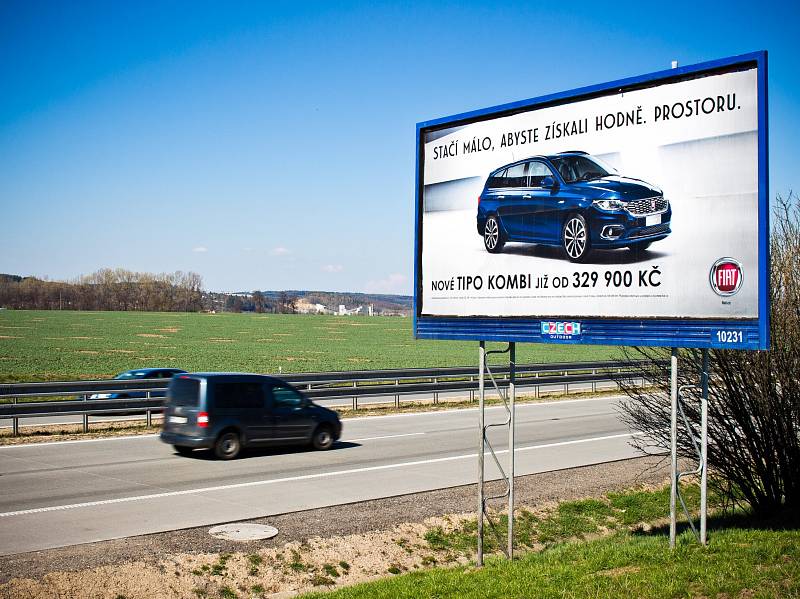Na Vyškovsku a Blanensku zbývá už jen pár billboardů. Jedním z nich je například reklama na dálnici D1 těsně před Vyškovem.