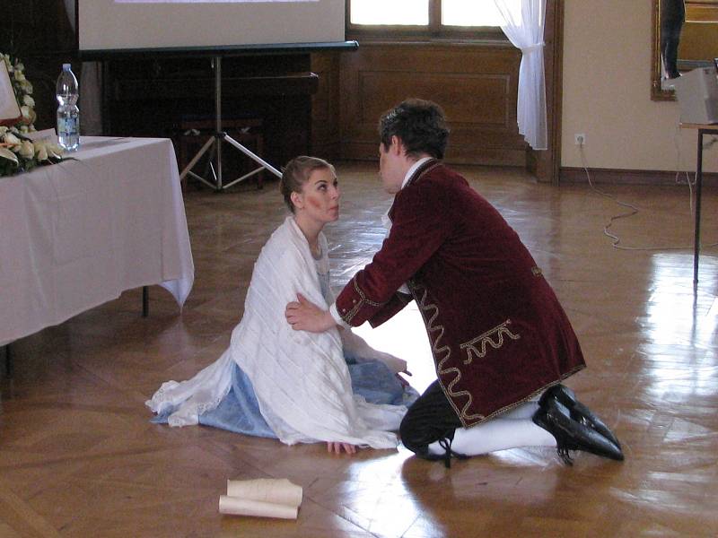Při příležitosti tiskové konference k zahájení sezóny na slavkovském zámku připravili průvodci asi dvacetiminutové divadlo v kostýmech.