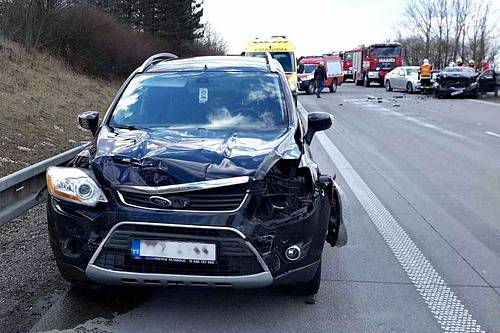 Čtyři osobní auta havarovala na dálnici D1 směrem na Ostravu. K jejich střetu došlo u Rousínova, blízko jeho místní části Čechyně.