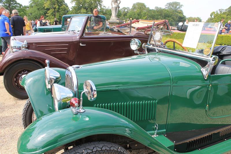 Víc jak tisíc zachovalých veteránů předvedlo svou krásu v zámeckém parku ve Slavkově u Brna. Jedenadvacátý ročník Oldtimer festivalu přilákal takřka patnáct tisíc zájemců.