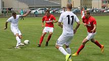 Fotbalisté Blanska (červené dresy) v přípravném utkání porazili na vlastním trávníku MFK Vyškov 2:0.