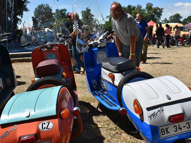 Veteranfest ve Slavkově u Brna navštívilo přes deset tisíc lidí, kteří obdivovali celkem tisíc dvacet aut, motorek a dalších veteránů.