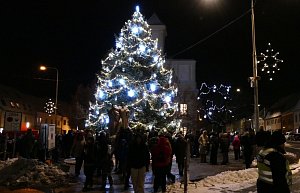 K rozsvícení vánočního stromu se sešli na nedělní podvečer také obyvatelé Rousínova. Připravený byl doprovodný program.
