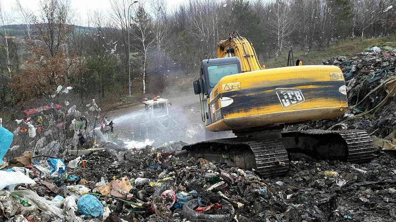 V Kozlanech na Vyškovsku hoří již druhým dnem skládka komunálního odpadu. Ve vybagrovaných sondážních jámách se měří teplota pomocí termokamery.