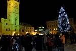 Necelé tři stovky lidí se ve středu vpodvečer sešly na vyškovském Masarykově náměstí při adventní akci Česko zpívá koledy.