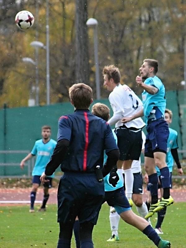 V posledním podzimním kole Moravskoslezské ligy na domácím hřišti remizovali fotbalisté MFK Vyškov (v bílém) s HFK Olomouc 0:0.