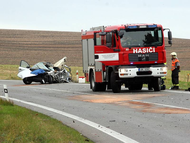 Nehoda tří osobních a jednoho nákladního auta zastavila na několik hodin provoz na silnici I/50 u Holubic.