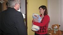 První miminko Vyškovska se jmenuje Matěj Hudák. Starosta Vyškova Petr Hájek přišel pogratulovat celé jeho rodině s přáním a velkým plyšovým medvědem. 