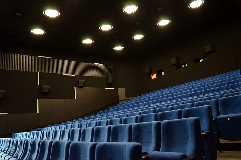 Interiér modernizovaného velkého sálu kina Sokolský dům.